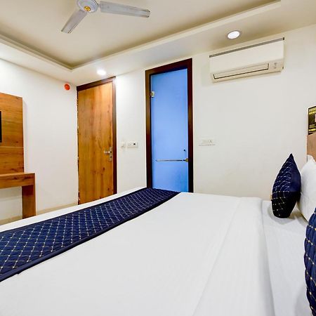 Hotel Grand Qubic Near Delhi Airport Ню Делхи Екстериор снимка