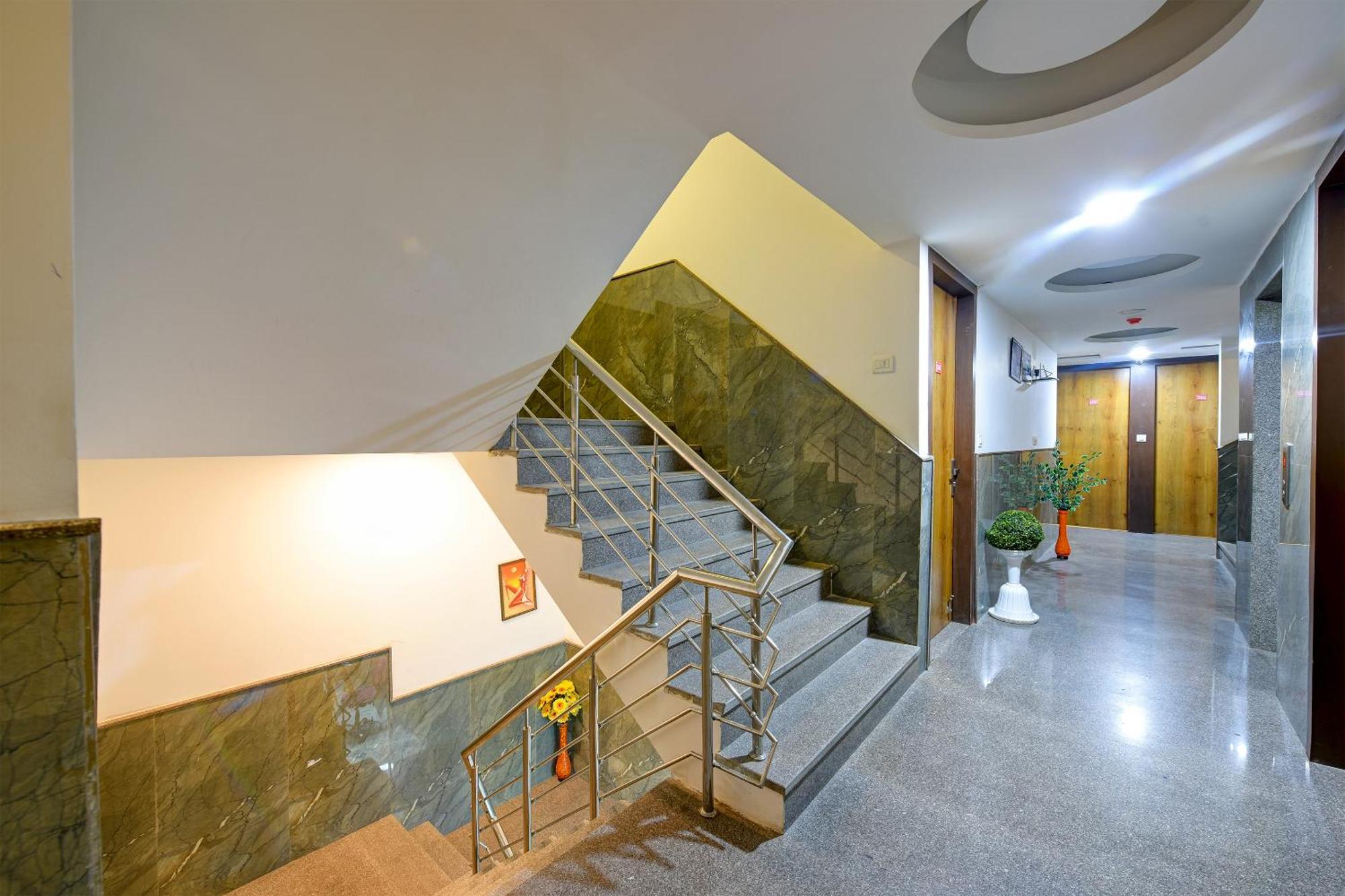 Hotel Grand Qubic Near Delhi Airport Ню Делхи Екстериор снимка
