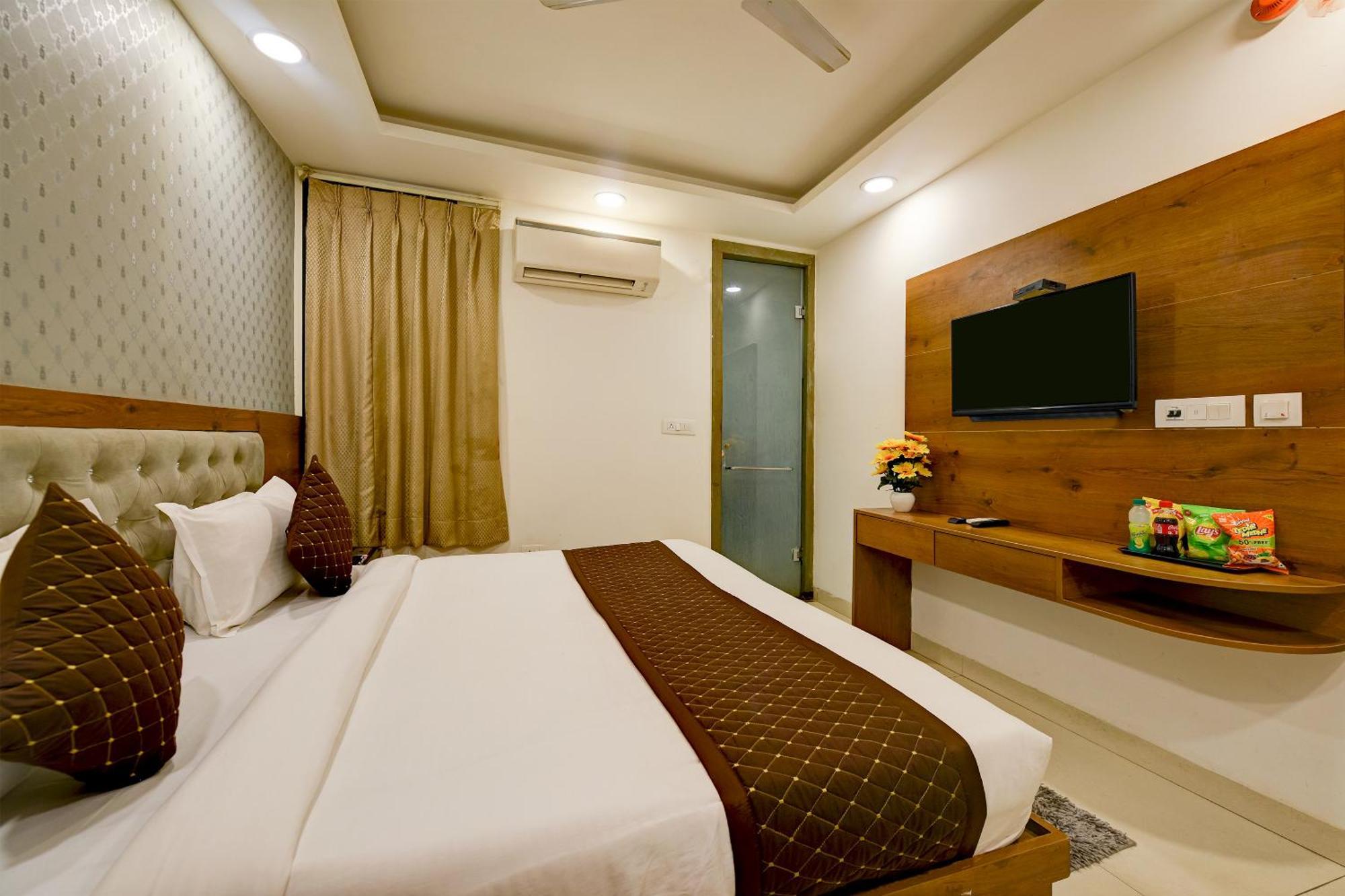 Hotel Grand Qubic Near Delhi Airport Ню Делхи Екстериор снимка