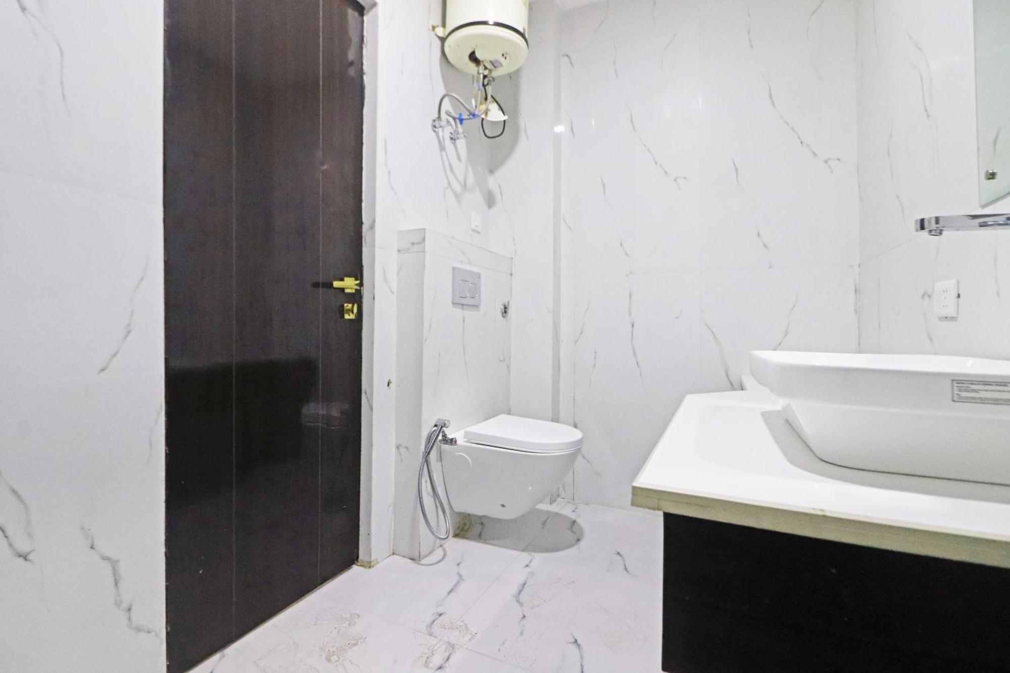 Hotel Grand Qubic Near Delhi Airport Ню Делхи Екстериор снимка