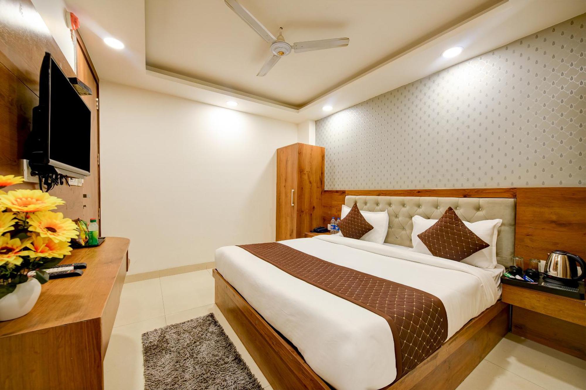 Hotel Grand Qubic Near Delhi Airport Ню Делхи Екстериор снимка