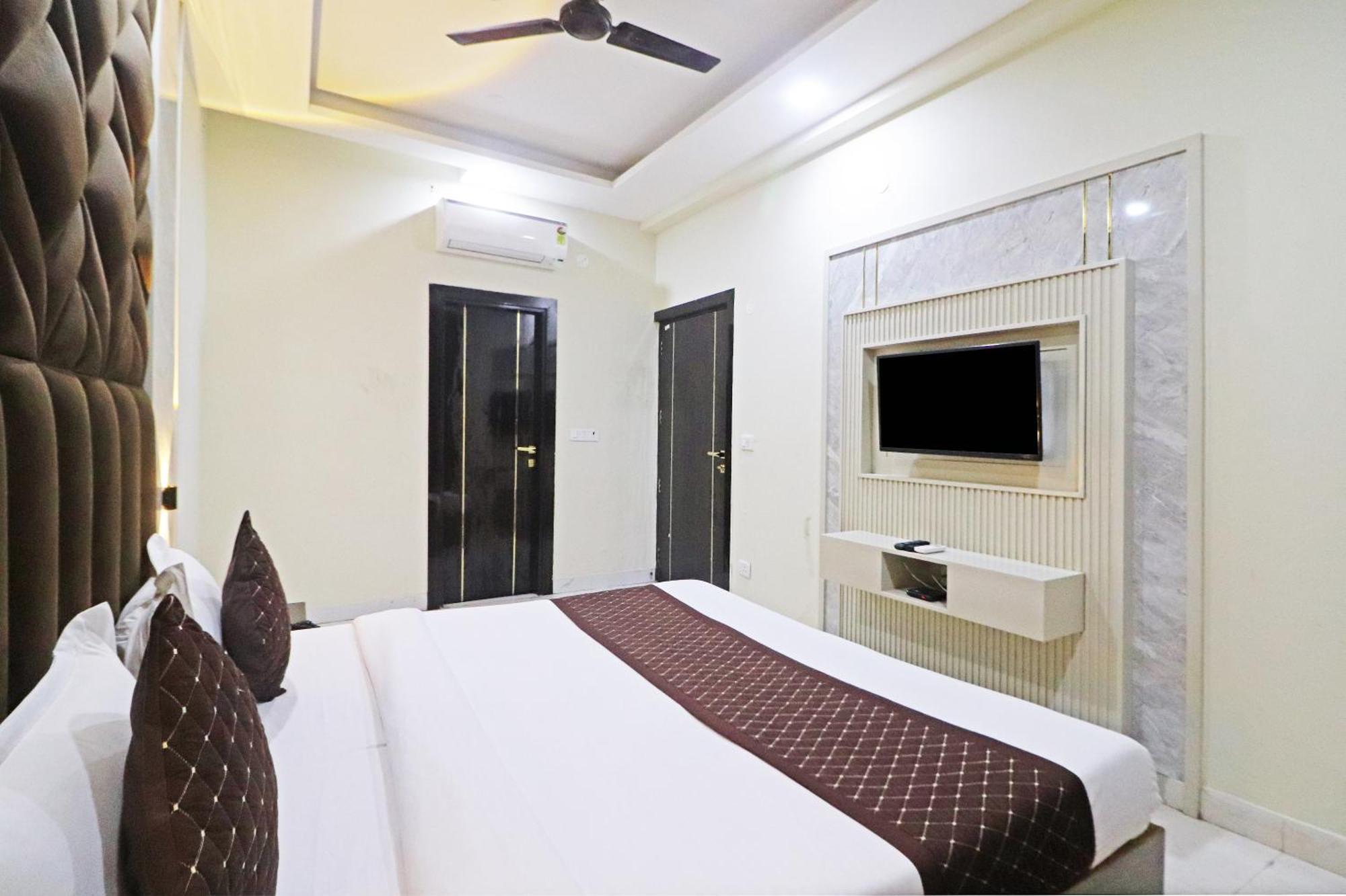Hotel Grand Qubic Near Delhi Airport Ню Делхи Екстериор снимка