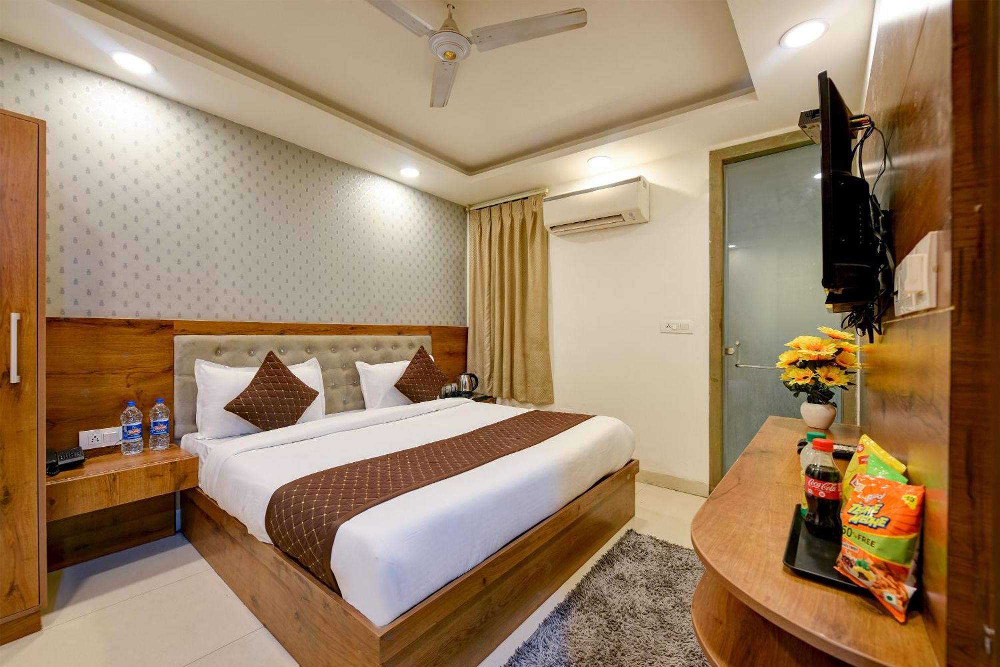 Hotel Grand Qubic Near Delhi Airport Ню Делхи Екстериор снимка